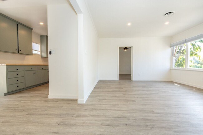 Foto del edificio - Newly Remodeled 3Bd/2Ba Home in North Pacific Beach Just Blocks From Tourmaline Surf Beach!