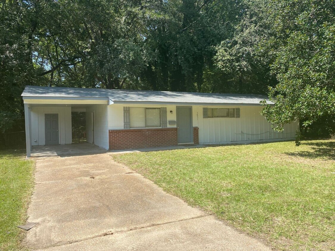 Primary Photo - 210 Wildwood Terrace