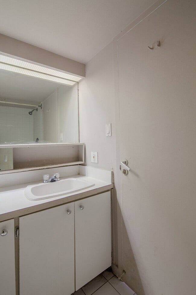 Building Photo - 1975 Maisonneuve Blvd W