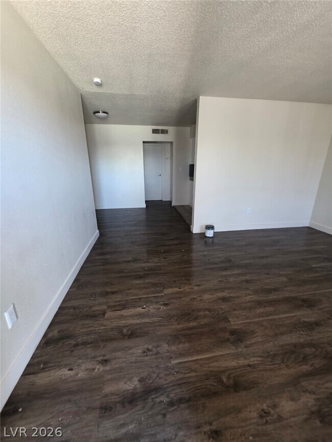 Foto del edificio - 1121 E Desert Inn Rd