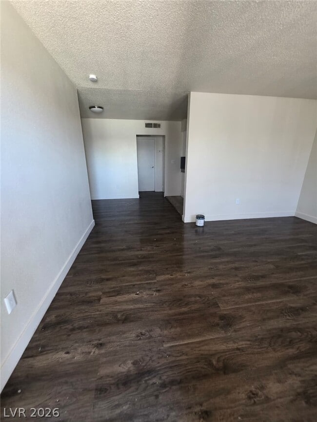 Building Photo - 1121 E Desert Inn Rd