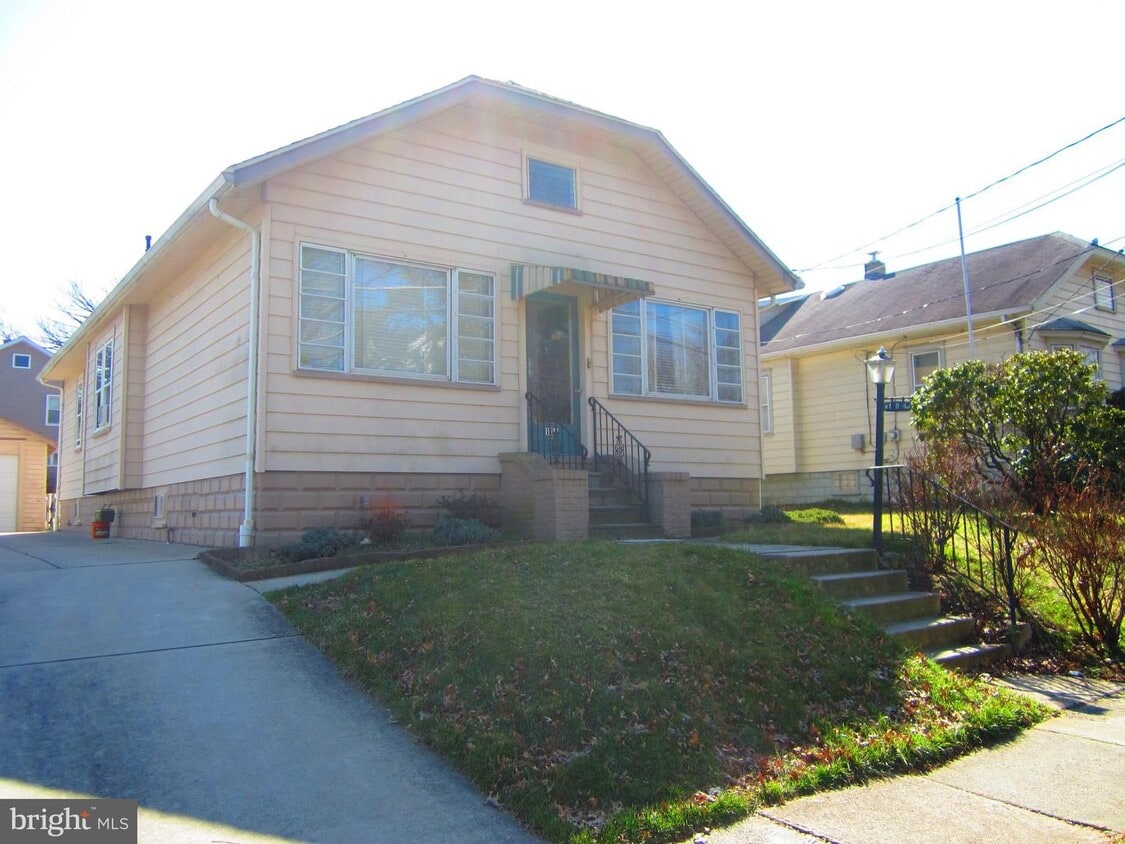 Primary Photo - 104 E Clinton Ave
