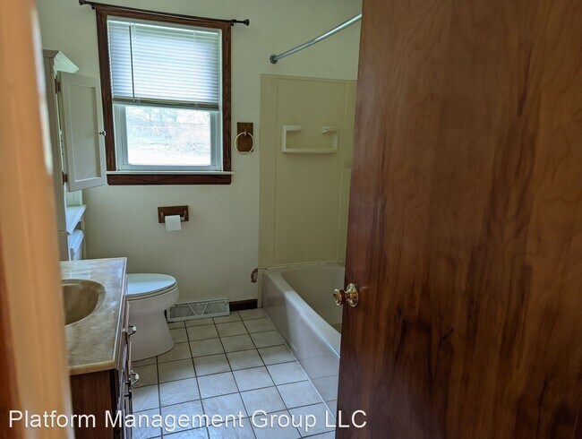 Building Photo - 3 br, 1 bath House - 1A Youngs Place