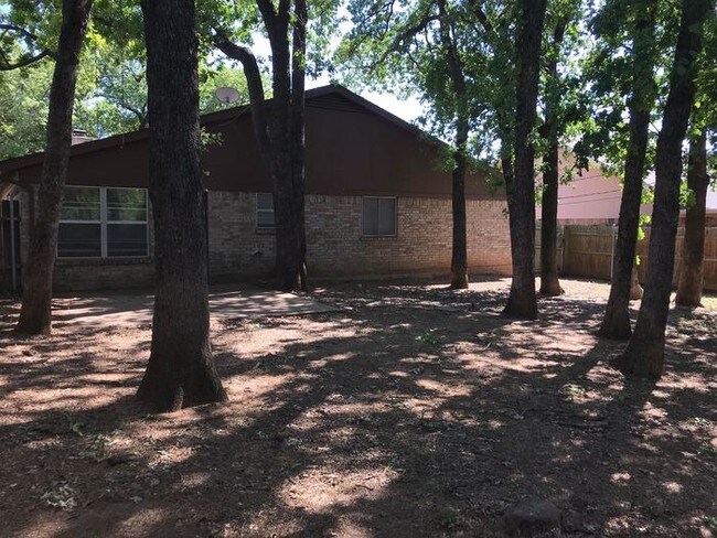 Foto del edificio - 5903 Cameron Dr