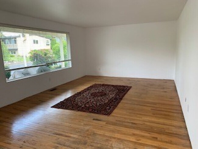 Foto del edificio - Highly Desirable Kingsgate 5 bedroom, 2.5 ...