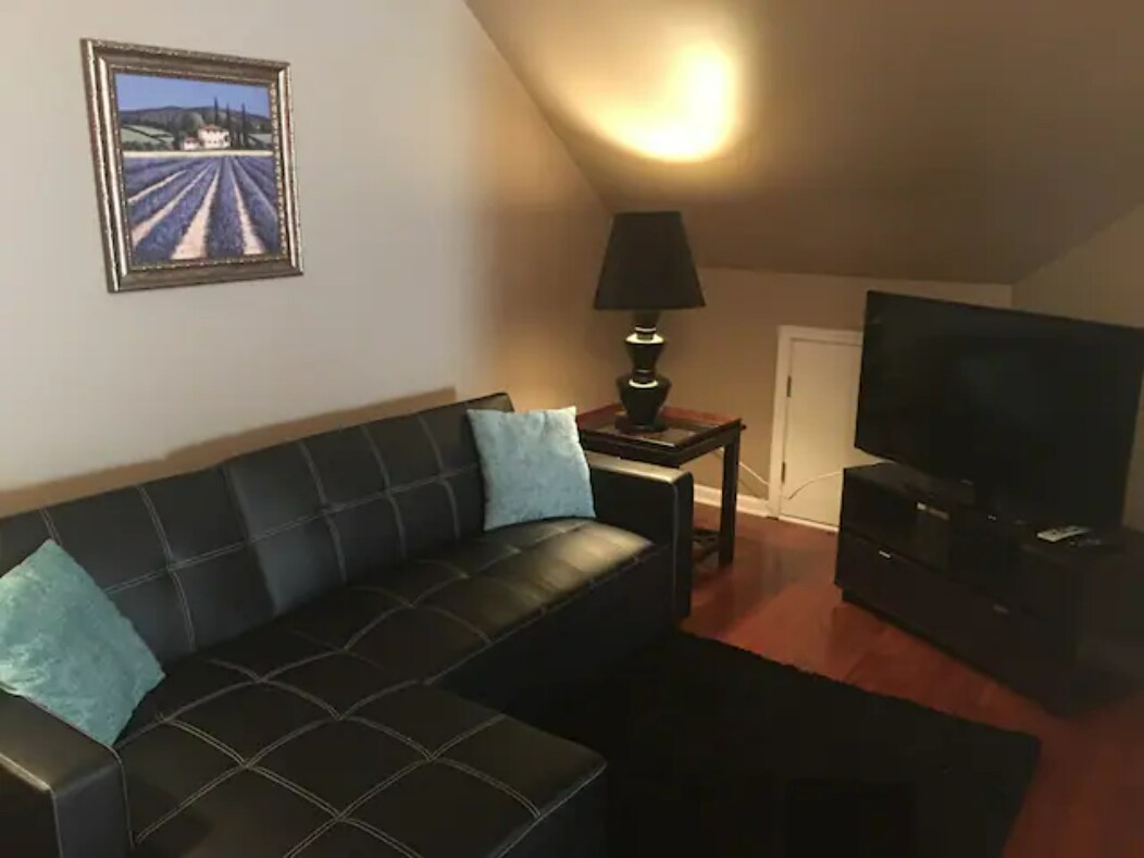 Living room - 9819 Glenburn Ln