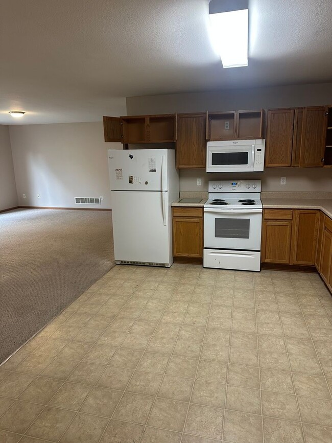 Building Photo - Kruse - 3209-11 Polaris Dr.