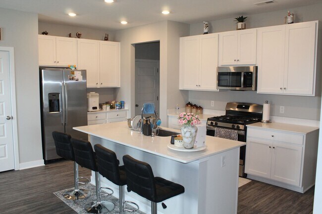 Foto del edificio - Coming Soon! Beautiful 5 Bedroom Home in D...
