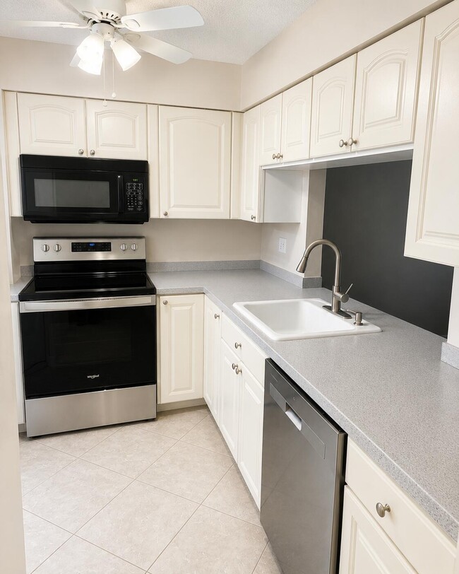 Building Photo - 4086 Palm Forest Dr S