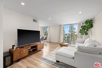 Building Photo - 100 S Doheny Dr