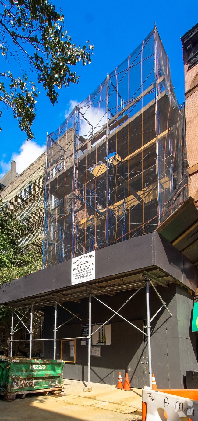 Building Photo - 225 E 81st St