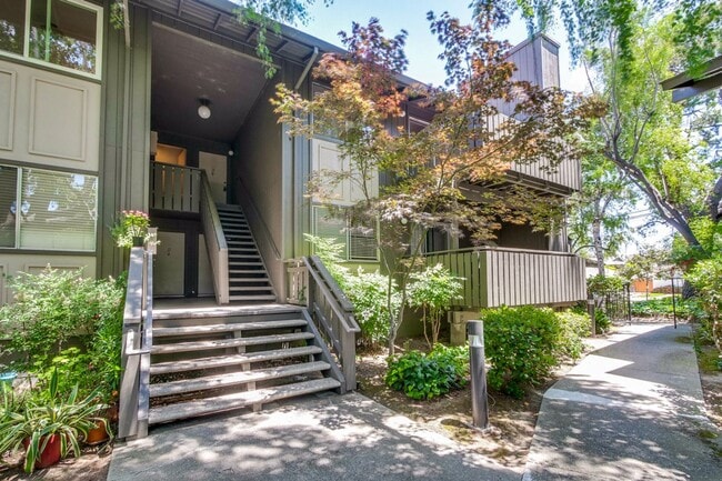 Building Photo - Very Spacious 2BR 2BA Condo in the Heart o...
