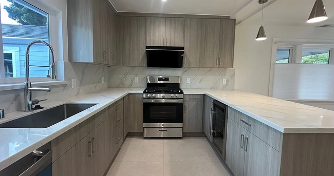 Foto del edificio - Fully Renovated 3BR/2.5BA SFH | Modern Upgrades | Prime San Mateo Location!