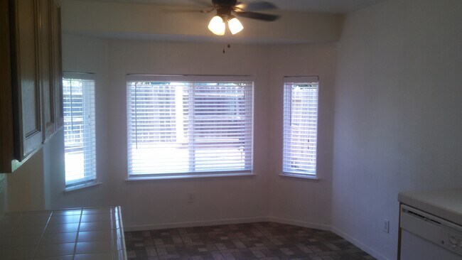 Foto del edificio - REDUCED!!  Beautiful home located in a court!