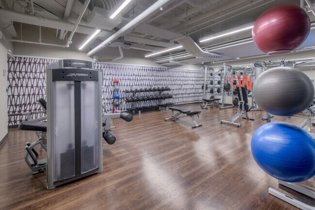 Foto del edificio - 2950 Van Ness St NW