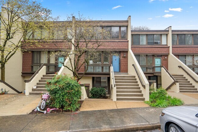 Foto del edificio - UPDATED 3BR, 2.5BA town-house in Arlington...