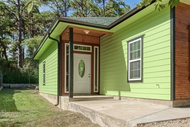 Building Photo - 124 Pinewood Dr