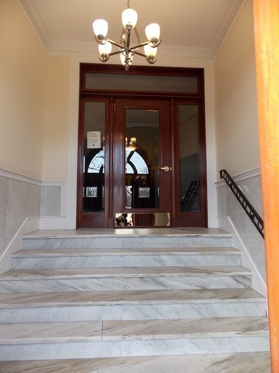 Building Photo - 61 Park Dr