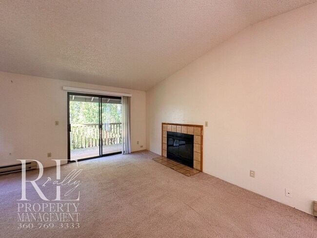 Foto del edificio - Spacious Duplex with Covered Porches & Garage