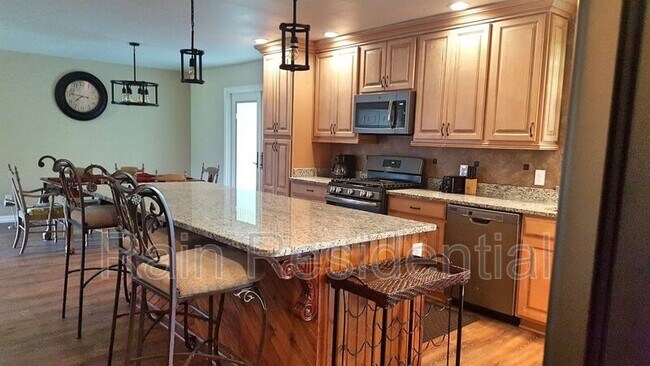 Foto del edificio - 6100 Ridge Rd
