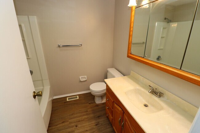 Building Photo - Walking Distance to Brownsburg High School!