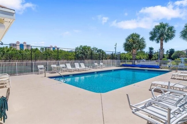 Building Photo - 3216 S Lakeview Cir