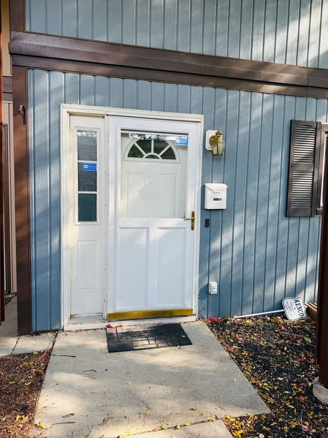 Building Photo - West End Condo with Deck and Central AC