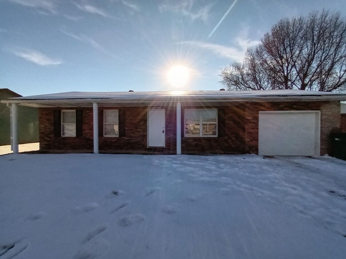 Foto principal - 3 Bedroom 2 Bath Home for rent in Cahokia ...