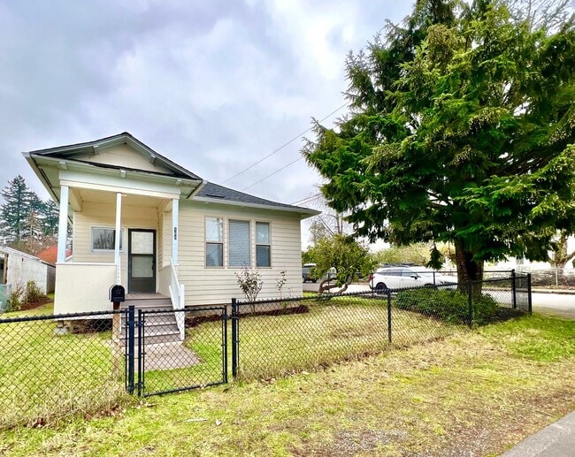 Building Photo - Great Gresham home on corner lot, fully fe...