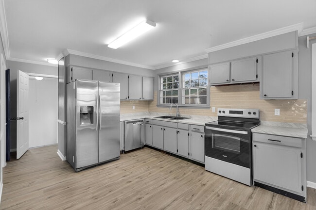 Building Photo - 817 Edgewood Dr