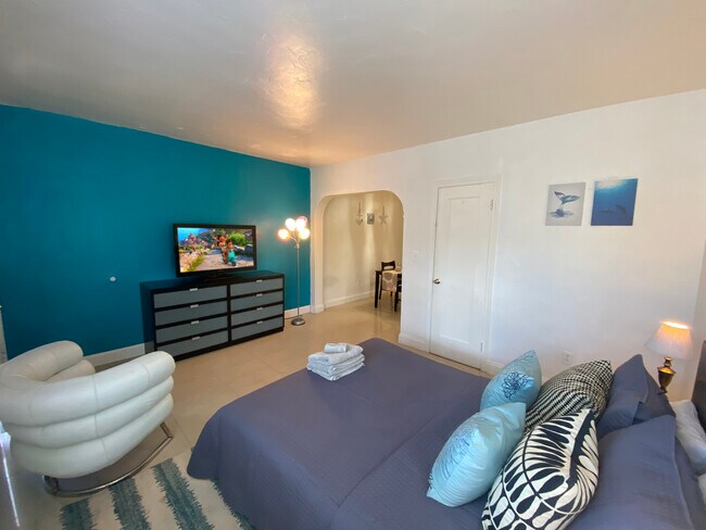Foto del edificio - 7504 Byron Ave