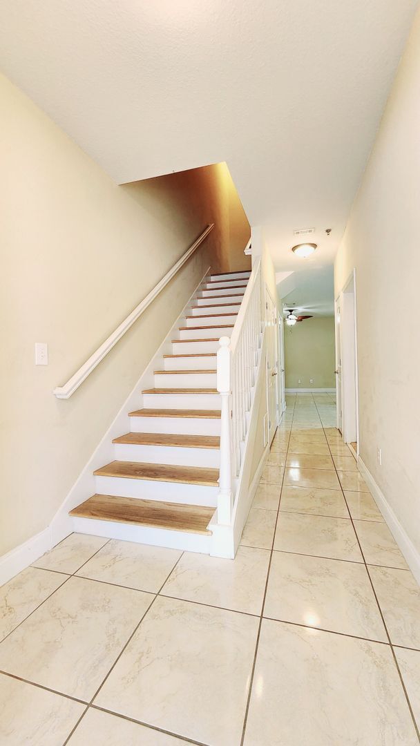 Building Photo - Lovely 2 Bed / 2.5 Bathroom Townhome