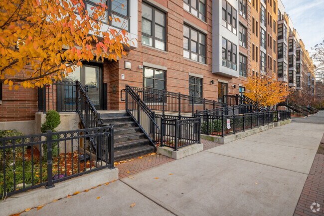 Building Photo - 1118 Adams St