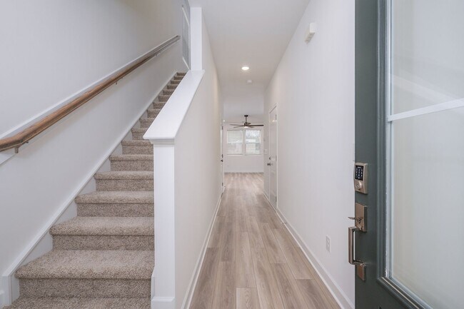 Foto del edificio - Spacious Old Hickory Townhome with Loft & Walk-In Closets