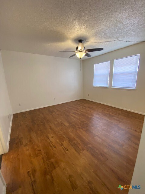 Foto del edificio - 1226 N LBJ Dr