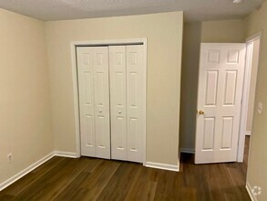 Building Photo - 13804 Circle Dr