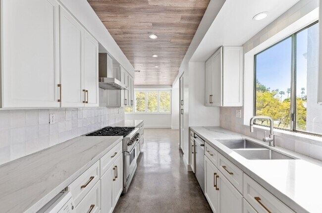 Kitchen - 321 N Oakhurst Dr