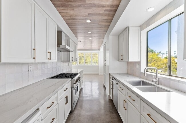 Kitchen - 321 N Oakhurst Dr