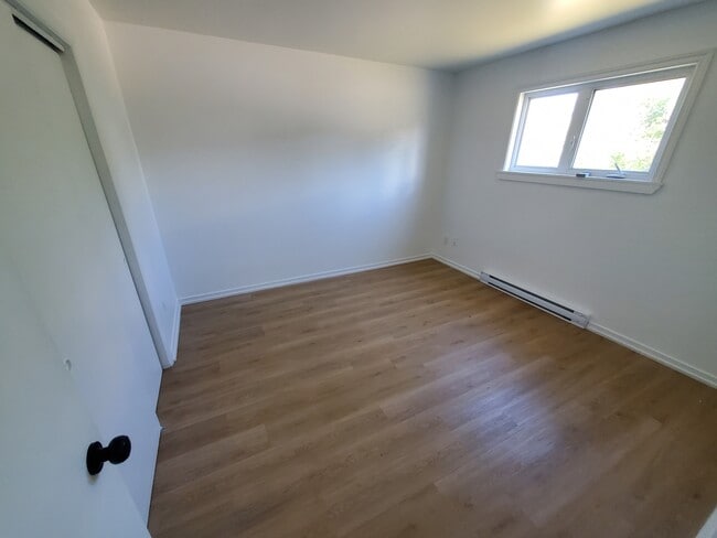 Building Photo - 9 Connaught Ave