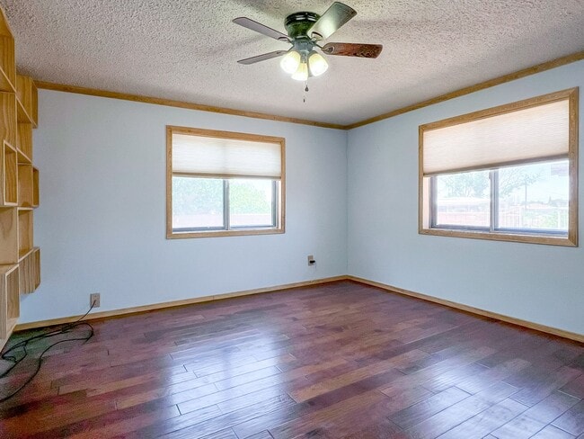 Building Photo - Spacious 3 bedroom 2 bath with Solar Panels