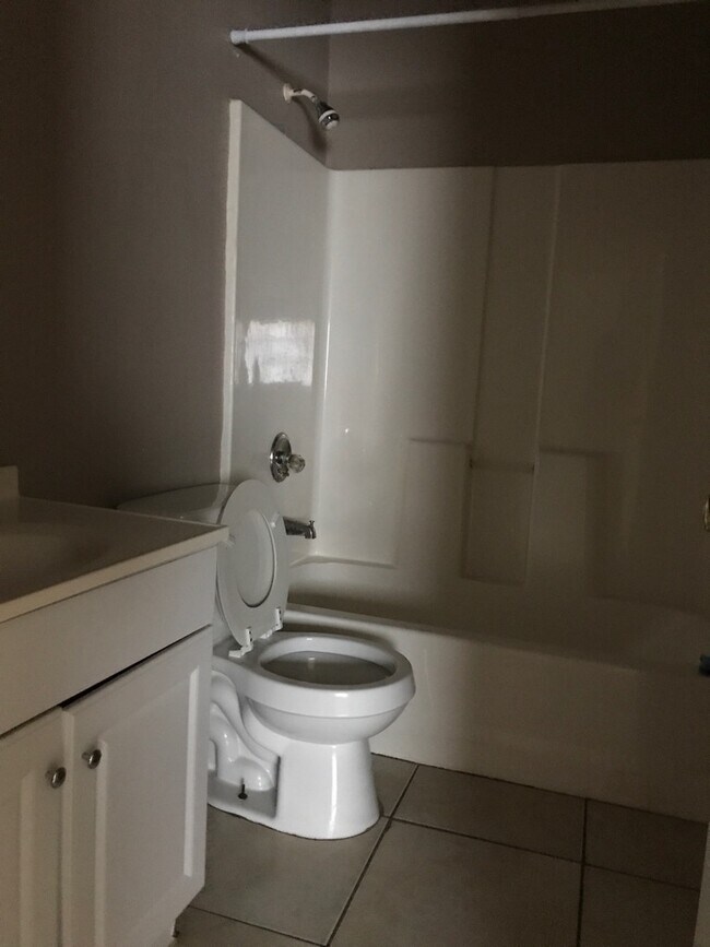 Building Photo - 2 Bedroom, 1 Bath Quadraplex Unit For Rent...