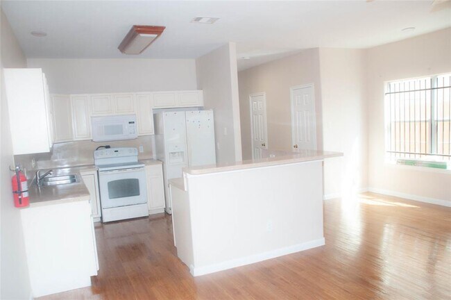 Building Photo - 7814 Gladstone St