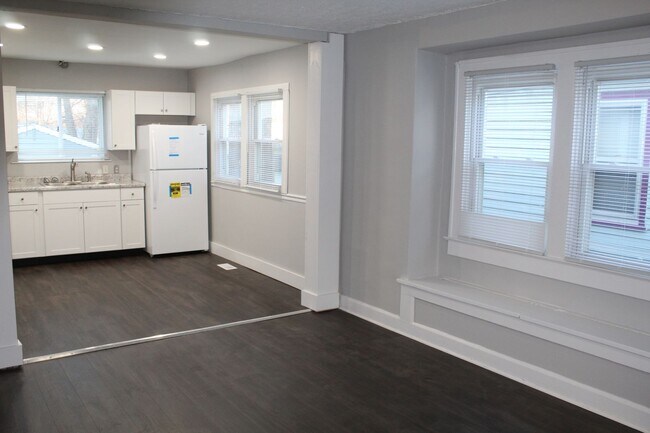 Building Photo - Newly Remodeled 2 BR near University Of Indy!