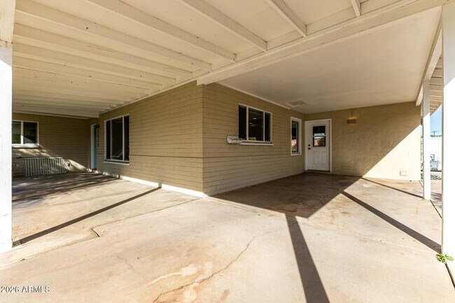 Building Photo - 3930 E Oak St