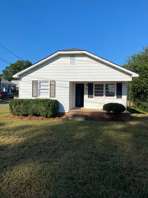 Foto principal - 2bd/1ba House close to Downtown Landis w/ easy acces to Hwy 29