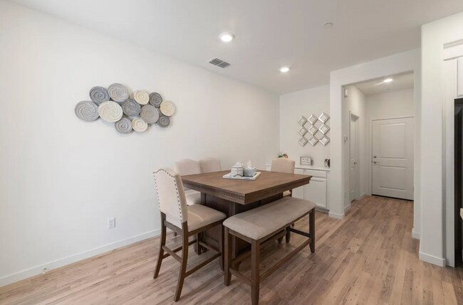 Foto del edificio - STUNNING 3/2.5 (Natomas)! Gym, Pool, Solar...