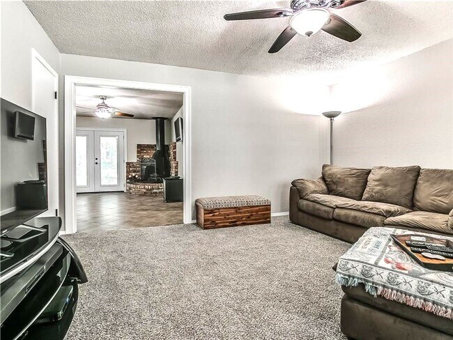 Building Photo - 3 Bed 2 Bath 2 Car Garage in the Briarwood...