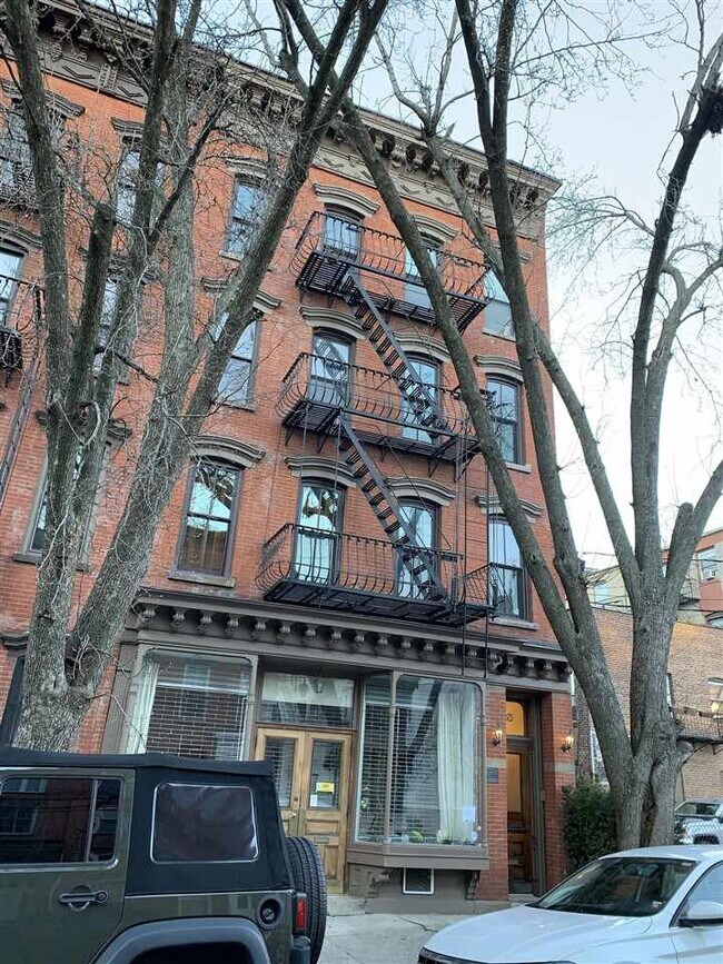 Building Photo - 128 Sussex St