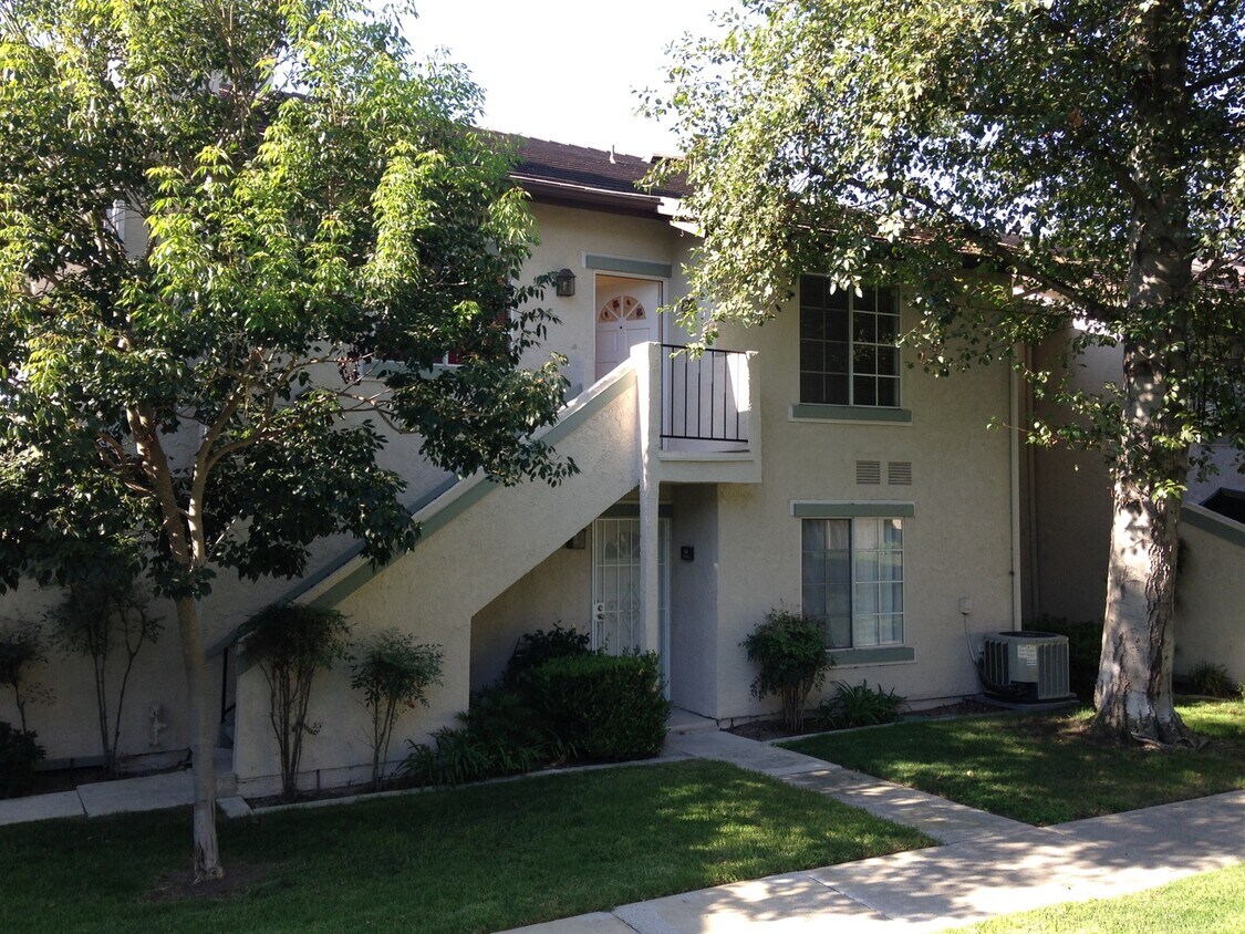 Primary Photo - Lovely 2 Bedroom / 1 Bath Columbia Square ...