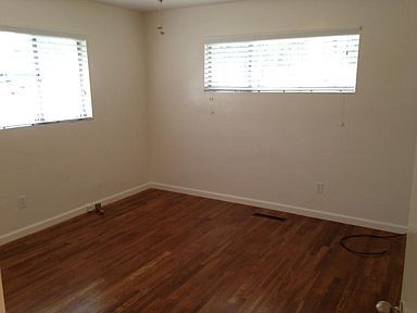 Building Photo - Large bedrooms with plenty of closet space.